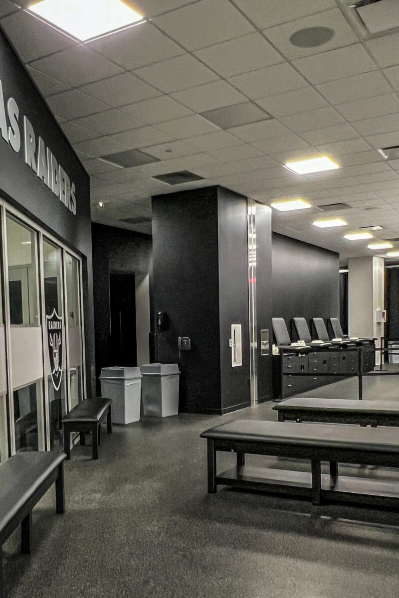 Facilities-Raiders-3 Hochsitze und Bänke für die Spieler.