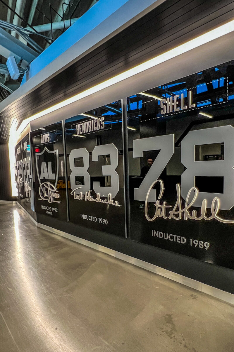 Footboll-Hall-of-Fame-Allegiant-Staduim-1 Schwarze Tafeln mit Rückennummern der Spieler, welche es in die Hall of Fame geschafft haben.