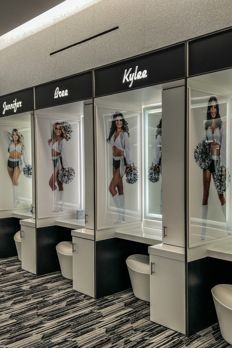 Locker-Room-Raiderettes-4 Kabinen der Tänzerinnen mit Stuhl, Spiegel und Namen darüber.