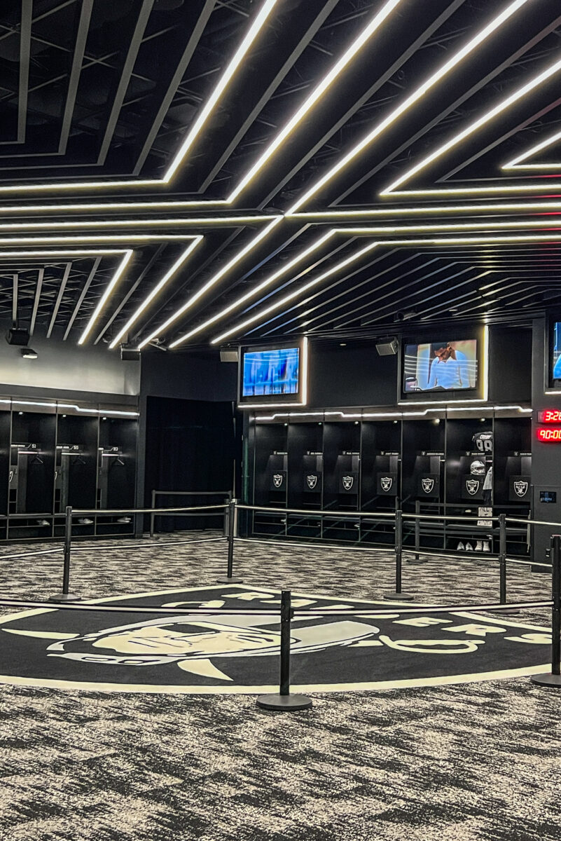 Locker-Room-Raiders-7-1 Andere Perspektive mit Fernsehern an den Wänden und den vielen Schränken der Spieler.