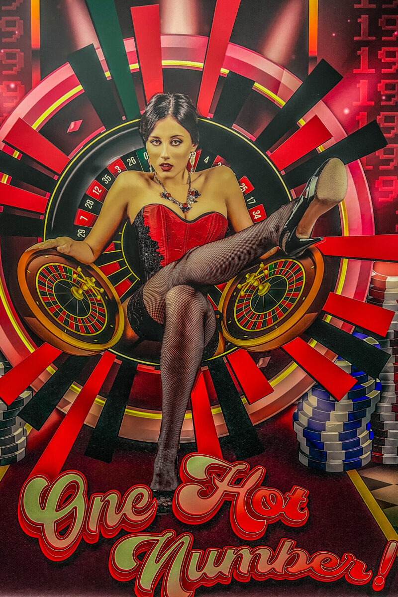 Murals-Aggegiant-Stadium-2 Gemälde Frau und Roulette Tisch.