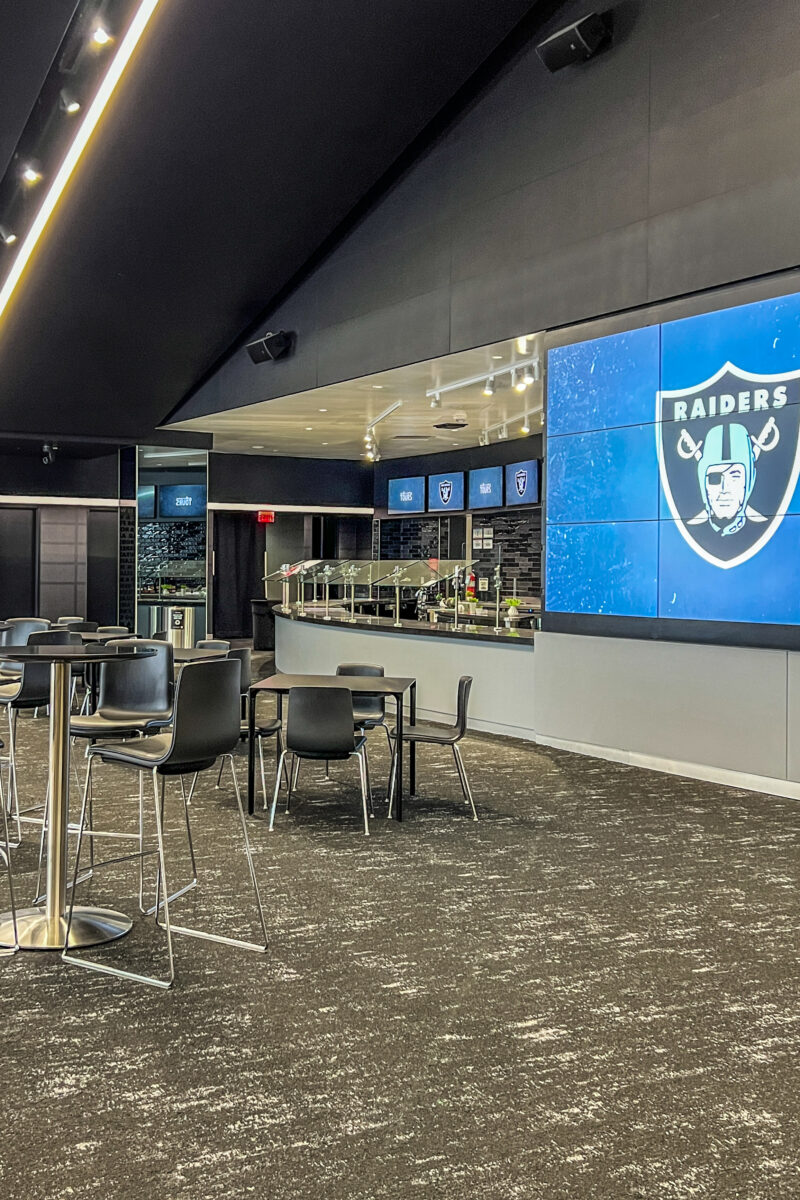 Private-Suites-and-Clubs-Allegiant-Stadium-3 Premium Bereich mit Bar und riesigem LED-Fernseher daneben