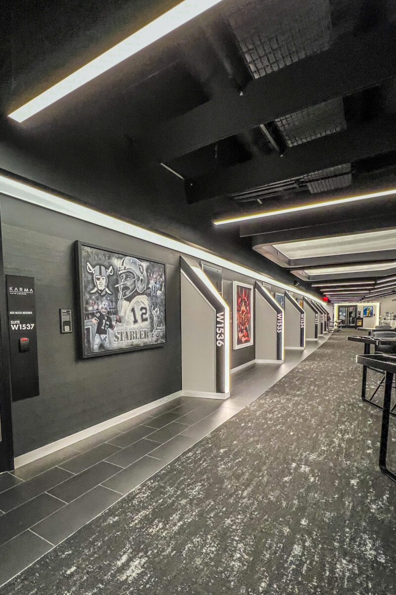 Private-Suites-and-Clubs-Allegiant-Stadium-6 Blick in den Umlauf mit den nummerierten Türen zu den Suiten.