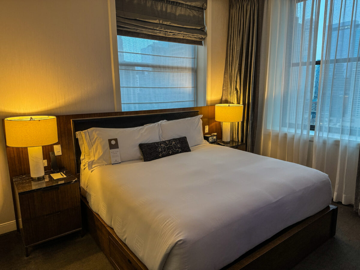 Unser Schlafbereich mit Kingsize-Bett und großen Fenstern.