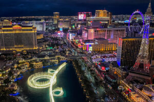 Die erleuchteten Bellagio Fountains und die angestrahlten Hotelkomplexe drumherum bei Nacht von unserem Balkon im The Cosmopolitan im 50. Stock aus gesehen, einem unserer Hoteltipps Las Vegas