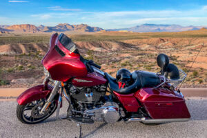 Meine rote Harley Davidson Street Glide am Lake Mead, einer der schönsten Motorradtouren rund um Las Vegas.